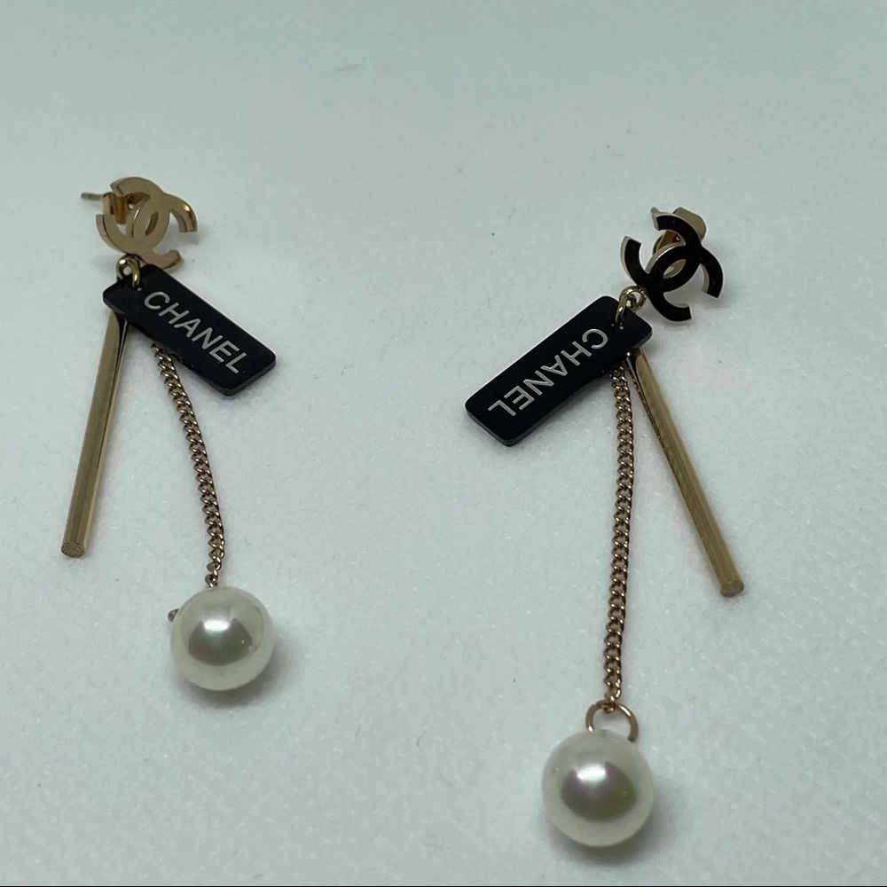 Dangling CC earrings